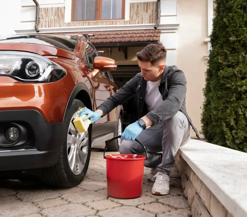 Lavage auto à domicile Saint-Goazec : professionnel intervenant sur un véhicule